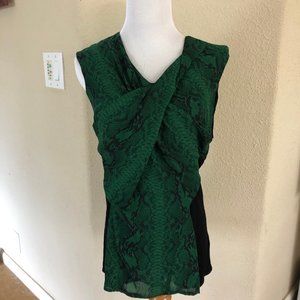 VINCE CAMUTO Green Snake Print Twist Front Top Lg